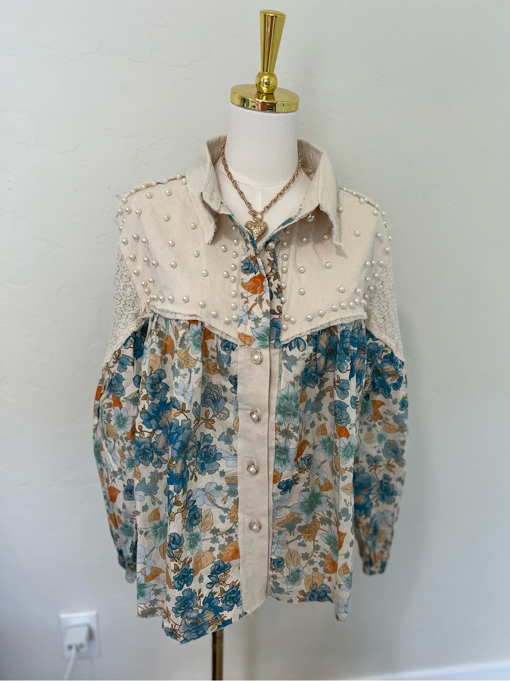 NWT POL Pearl-Yoke Floral Button Front Blouse in Cream, Blue & Tan
